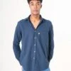 CAMISA DE HOMBRE LINO FURAY NAVY 2 CAMISA DE HOMBRE LINO FURAY NAVY -Capitan Denim camisa azul oscuro de hombre de lino comoda hecha en espana de primavera sostenible