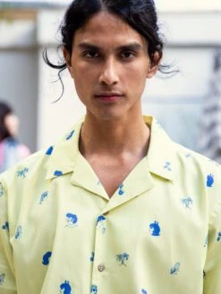 CAMISA CALYPSO YELLOW SUMMER -Capitan Denim camisa de hombre amarilla para verano estampada fresca hecha en espana comoda sostenible