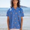CAMISA CALYPSO BLUE SURF -Capitan Denim camisa de hombre azul para el verano estampada comoda fresca para festivales hecha en espana sostenible
