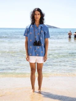 CAMISA CALYPSO BLUE SURF 12 CAMISA CALYPSO BLUE SURF -Capitan Denim camisa de hombre azul para verano estampada comoda fresca para festivales hecha en espana