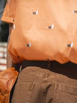 CAMISA CALYPSO ORANGE SEAGULL 10 CAMISA CALYPSO ORANGE SEAGULL -Capitan Denim camisa de hombre de algodon organico naranja regular comoda hecha en espana sostenible para el verano 1