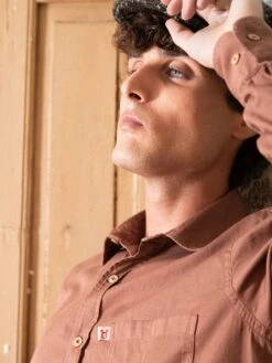 CAMISA DE HOMBRE FURAY TOFFEE 9 CAMISA DE HOMBRE FURAY TOFFEE -Capitan Denim camisa de hombre de manga larga marron hecha en espana comoda con bolsillos