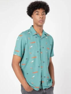 CAMISA DE HOMBRE DE VISCOSA CALYPSO VOLCANES 15 CAMISA DE HOMBRE DE VISCOSA CALYPSO VOLCANES -Capitan Denim camisa de hombre estampada de viscosa de manga corta azul para verano hecha en espana