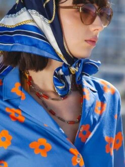 CAMISA OVERSIZE DE MUJER HARVEY BLUE FLOWERS -Capitan Denim camisa de mujer de algodon organico azul oscura con flores oversize comoda hecha en espana