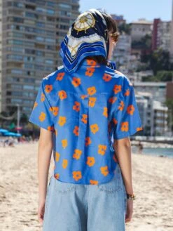 CAMISA OVERSIZE DE MUJER HARVEY BLUE FLOWERS -Capitan Denim camisa de mujer de algodon organico azul oscuro con flores oversize comoda hecha en espana sostenible