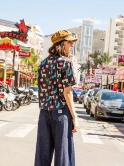 CAMISA OVERSIZE DE MUJER HARVEY TROPICAL -Capitan Denim camisa de mujer oscura para verano estampada comoda fresca para festivales hecha en espana sostenible