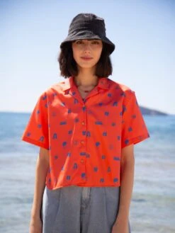 CAMISA OVERSIZE DE MUJER HARVEY ORANGE PEACE 12 CAMISA OVERSIZE DE MUJER HARVEY ORANGE PEACE -Capitan Denim camisa de mujer roja para verano estampada comoda fresca para festivales hecha en espana sostenible
