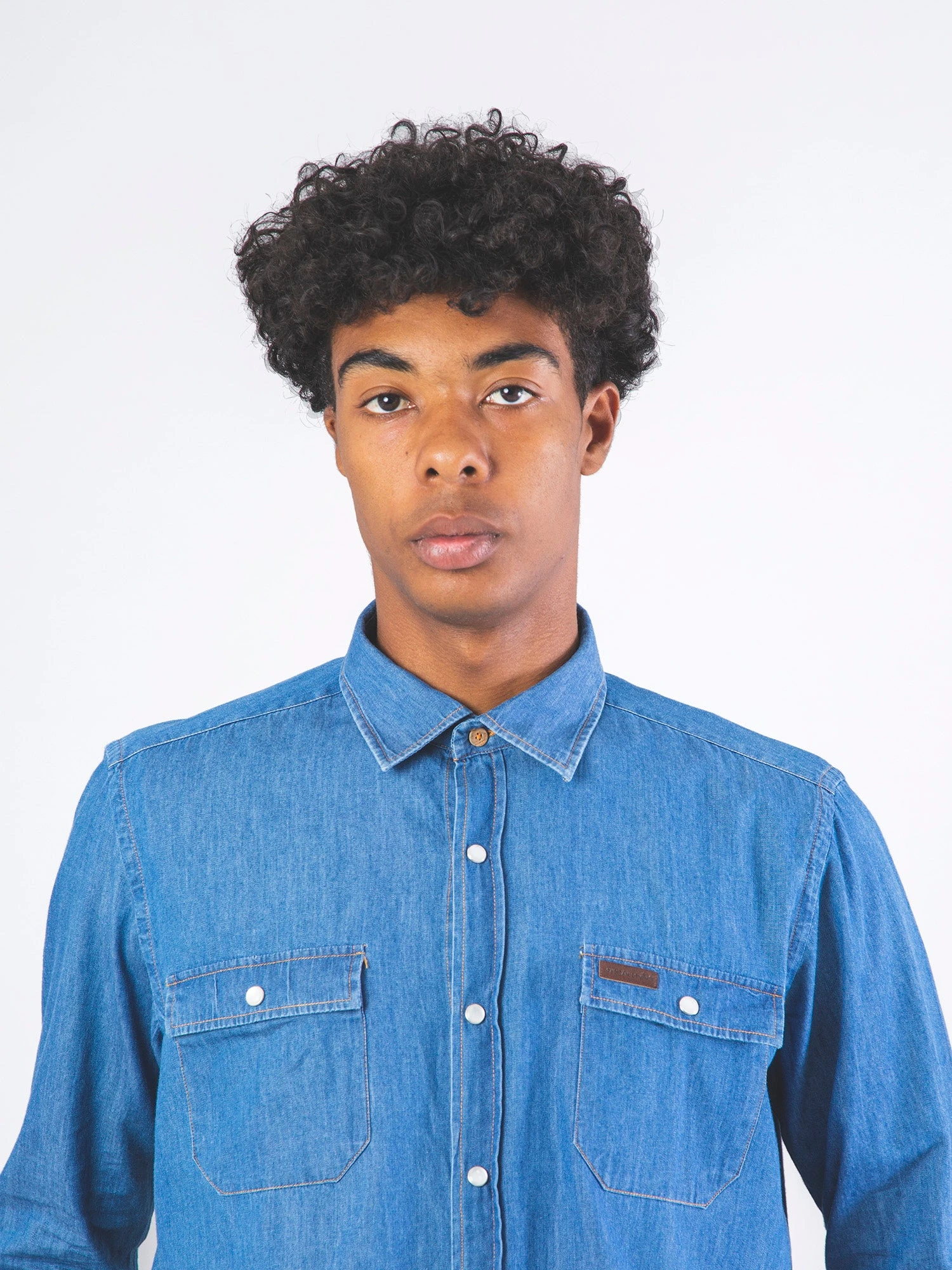 CAMISA VAQUERA DE HOMBRE DE ALGODÓN ORGÁNICO FURAY MID BLUE DENIM 8 CAMISA VAQUERA DE HOMBRE DE ALGODÓN ORGÁNICO FURAY MID BLUE DENIM - Imagen 6