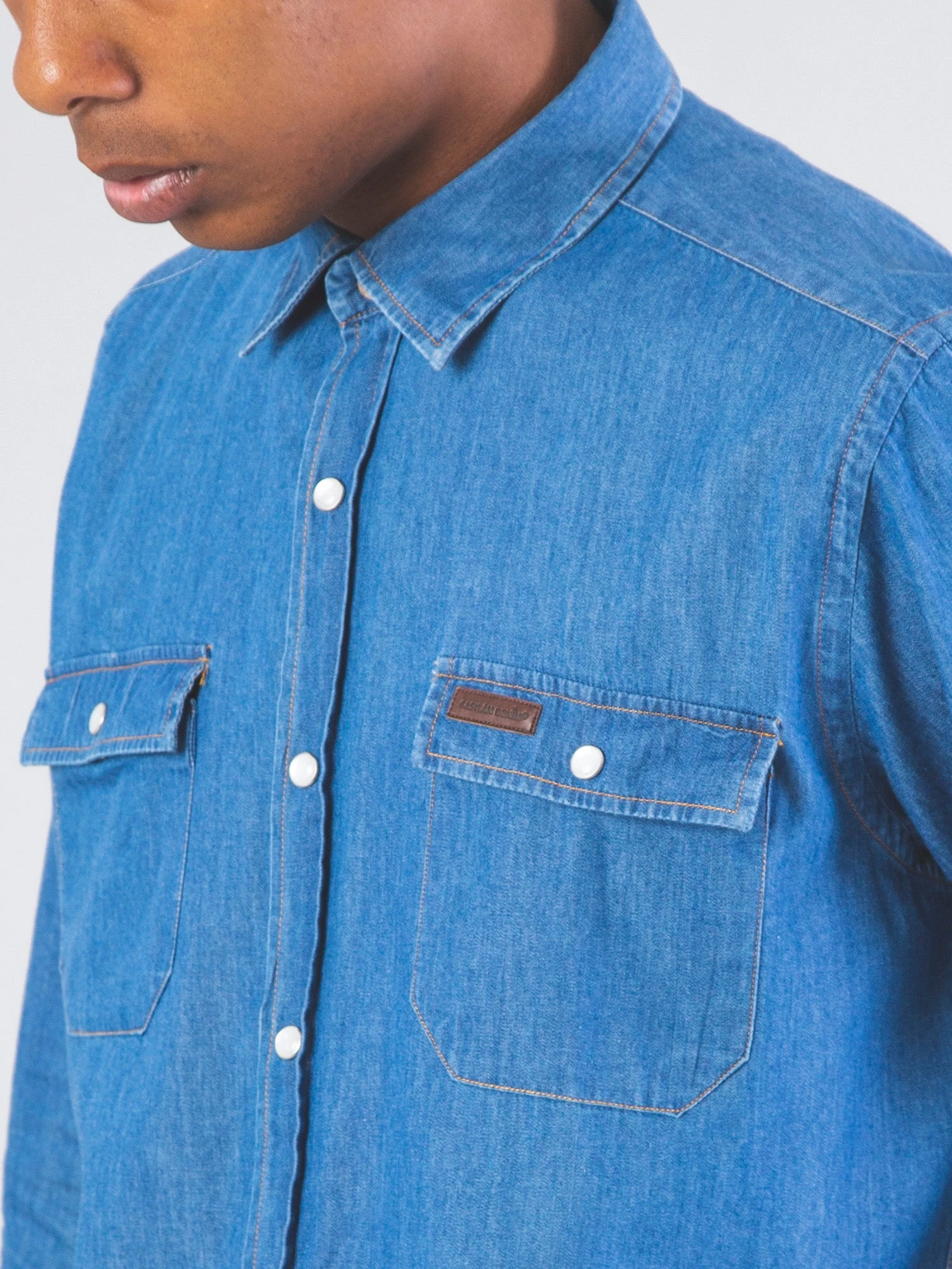 CAMISA VAQUERA DE HOMBRE DE ALGODÓN ORGÁNICO FURAY MID BLUE DENIM 7 CAMISA VAQUERA DE HOMBRE DE ALGODÓN ORGÁNICO FURAY MID BLUE DENIM - Imagen 5