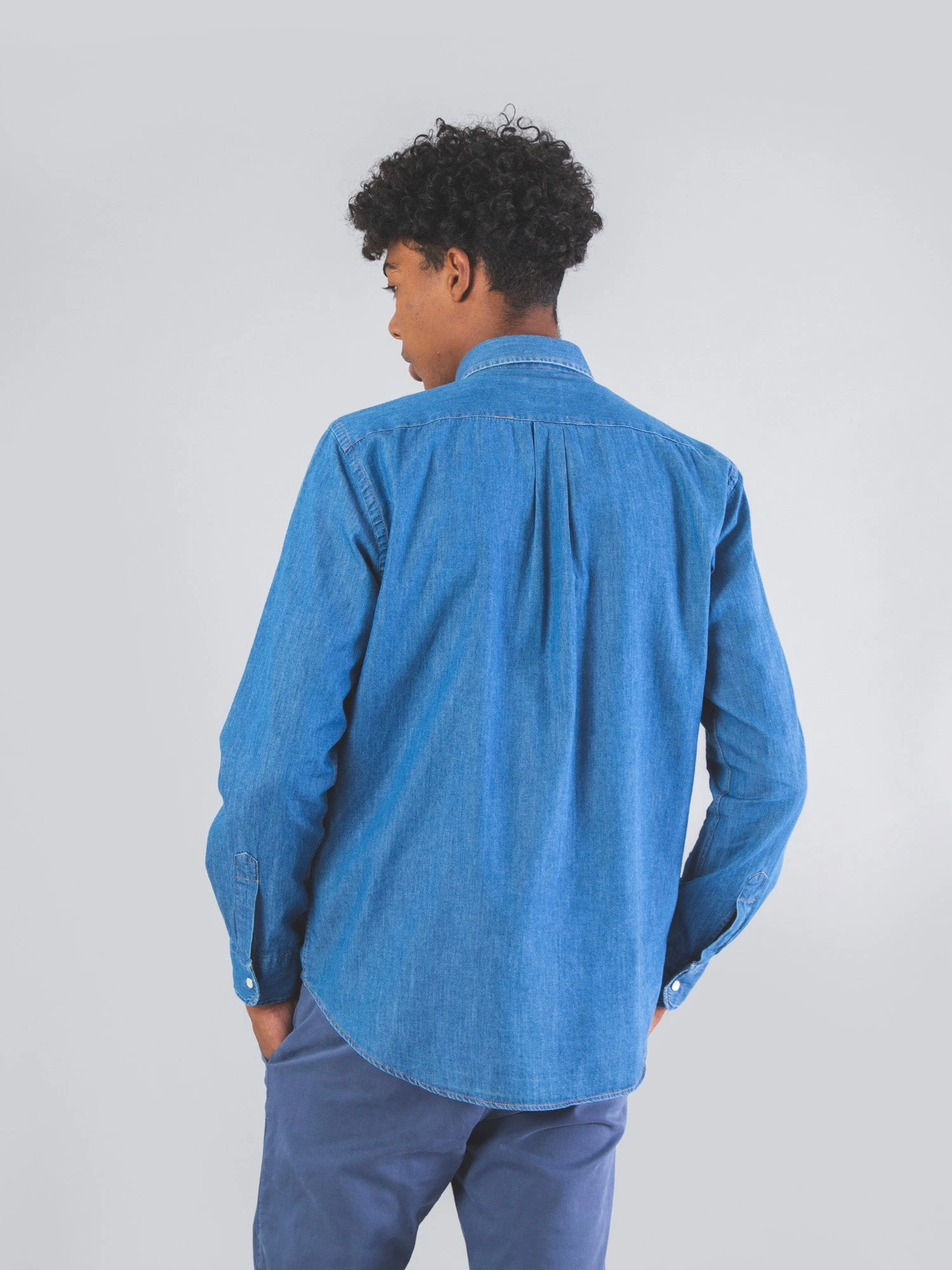 CAMISA VAQUERA DE HOMBRE DE ALGODÓN ORGÁNICO FURAY MID BLUE DENIM 4 CAMISA VAQUERA DE HOMBRE DE ALGODÓN ORGÁNICO FURAY MID BLUE DENIM - Imagen 2