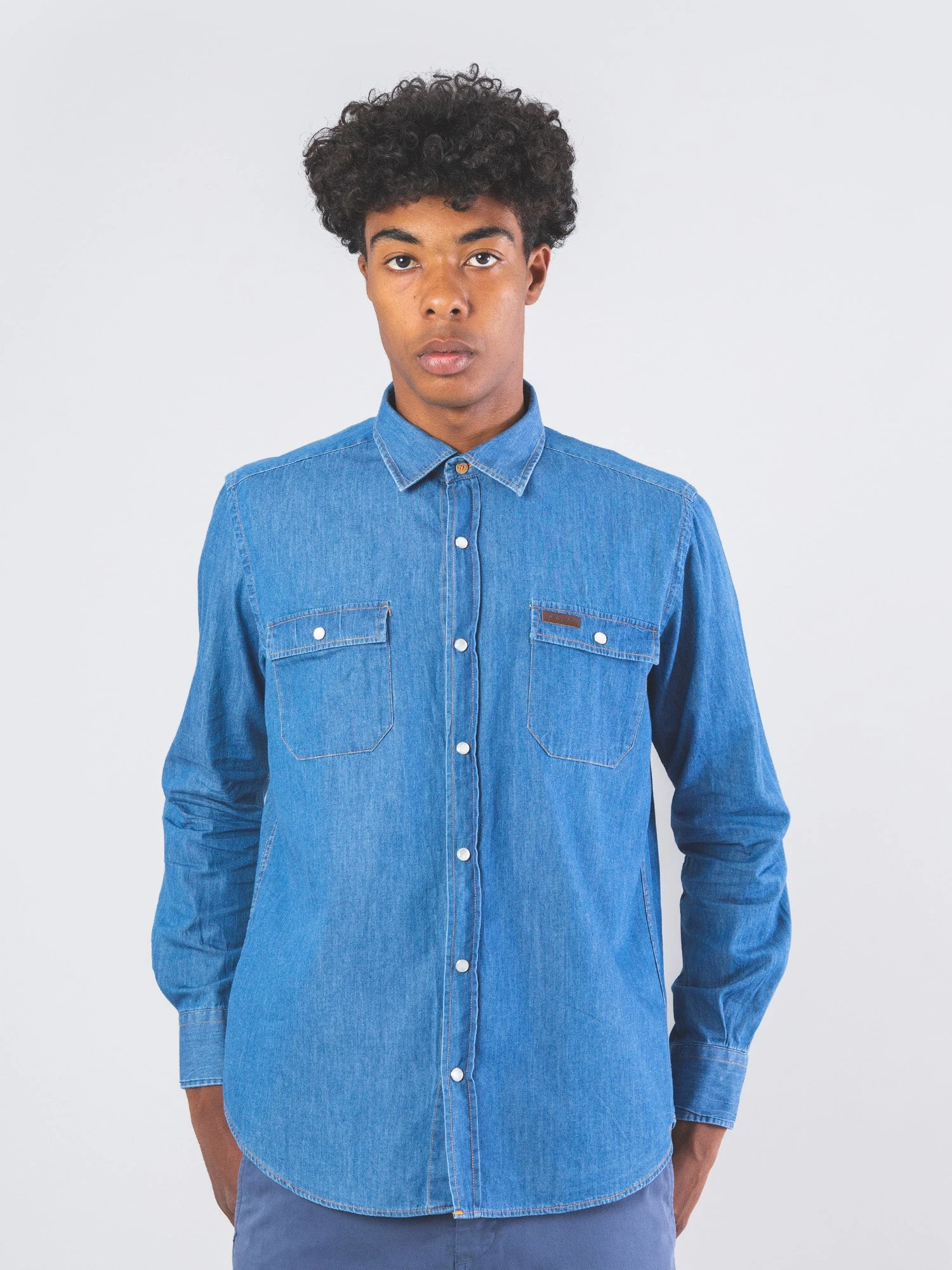 CAMISA VAQUERA DE HOMBRE DE ALGODÓN ORGÁNICO FURAY MID BLUE DENIM 5 CAMISA VAQUERA DE HOMBRE DE ALGODÓN ORGÁNICO FURAY MID BLUE DENIM - Imagen 3