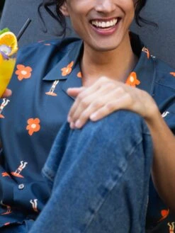 CAMISA CALYPSO DARK BLUE FLOWERS 14 CAMISA CALYPSO DARK BLUE FLOWERS -Capitan Denim camisas de hombre de algodon organico azul oscuro oversize comoda hecha en espana sostenible para verano