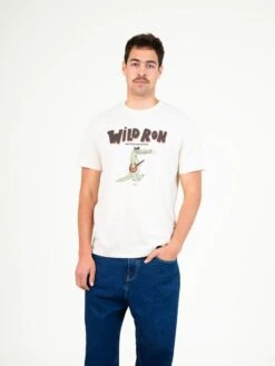 CAMISETA UNISEX BLANCA WILD RON -Capitan Denim camiseta blanca de manga corta unisex de algodon organico comoda sostenible ilustrada cuello redondo