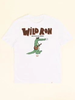 CAMISETA UNISEX BLANCA WILD RON -Capitan Denim camiseta blanca unisex de manga corta cuello redondo sostenible de algodon organico comoda para verano ilustrada vintage