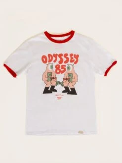 CAMISETA UNISEX RIBETE BLANCA ODYSSEY 85 -Capitan Denim camiseta unisex de algodon organico blanca con ribetes rojos de manga corta comoda para verano sostenible ilustrada retro