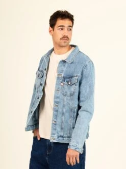 CAZADORA VAQUERA DE HOMBRE GINO LIGHT BLUE 11 CAZADORA VAQUERA DE HOMBRE GINO LIGHT BLUE -Capitan Denim cazadora vaquera azul claro de hombre regular hecha en espana de entretiempo comoda