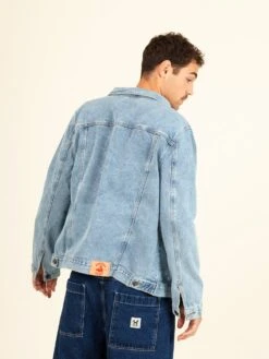 CAZADORA VAQUERA DE HOMBRE GINO LIGHT BLUE 10 CAZADORA VAQUERA DE HOMBRE GINO LIGHT BLUE -Capitan Denim cazadora vaquera azul claro de hombre regular hecha en espana de entretiempo comoda vintage