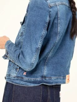 CAZADORA VAQUERA DE MUJER PATTI MID BLUE -Capitan Denim cazadora vaquera de mujer denim azul medio hecha en espana comoda vintage regular