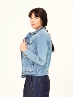 CAZADORA VAQUERA DE MUJER PATTI LIGHT BLUE 11 CAZADORA VAQUERA DE MUJER PATTI LIGHT BLUE -Capitan Denim cazadoras vaqueras de mujer denim hechas en espana sostenibles comoda vintage regular