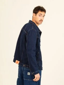 CAZADORA VAQUERA DE HOMBRE GINO DARK BLUE 11 CAZADORA VAQUERA DE HOMBRE GINO DARK BLUE -Capitan Denim chaqueta vaquera azul oscura de hombre regular hecha en espana de entretiempo comoda sostenible vintage