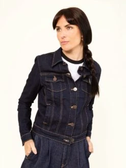 CAZADORA VAQUERA DE MUJER PATTI DARK BLUE 11 CAZADORA VAQUERA DE MUJER PATTI DARK BLUE -Capitan Denim chaqueta vaquera azul oscura denim de mujer hecha en espana comoda sostenible