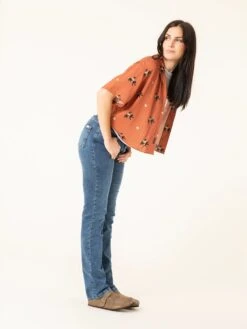 PANTALONES RECTOS DE MUJER MANITOBA MID BLUE -Capitan Denim jeans rectos azul medio de mujer comodos de tiro alto hechos en espana sostenibles