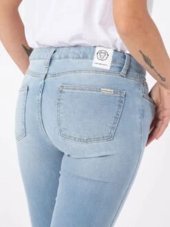 PANTALONES SKINNY DE MUJER HARDY LIGHT BLUE 15 PANTALONES SKINNY DE MUJER HARDY LIGHT BLUE -Capitan Denim jeans vaqueros pitllo de tiro bajo hechos en espana sostenibles comodos basicos atemporales