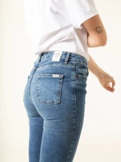 PANTALONES RECTOS DE MUJER MANITOBA MID BLUE -Capitan Denim jeans vaqueros rectos azul medio de mujer comodos de tiro alto hechos en espana sostenibles