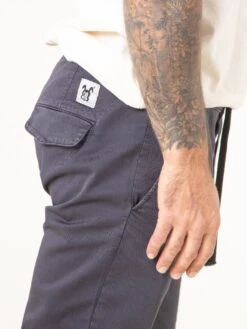 PANTALONES JOGGER DE HOMBRE LOMAS DARK GREY -Capitan Denim pantalon chino de hombre azul marino jogger comodos hechos en espana sostenibles