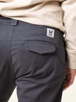 PANTALONES CHINOS DE HOMBRE LOMAS DARK GREY -Capitan Denim pantalon chino de hombre azul oscuro comodos hechos en espana sostenibles