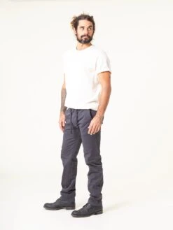 PANTALONES JOGGER DE HOMBRE LOMAS DARK GREY -Capitan Denim pantalon chino de hombre azul oscuro jogger comodos hechos en espana sostenibles