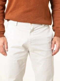 PANTALONES CHINOS DE HOMBRE LOMAS STONE -Capitan Denim pantalon chino de hombre blanco comodos hechos en espana