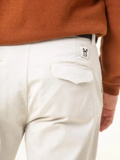 PANTALONES CHINOS DE HOMBRE LOMAS STONE -Capitan Denim pantalon chino de hombre blanco comodos hechos en espana sostenibles