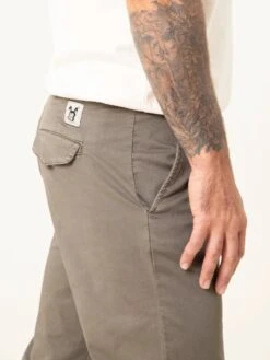 PANTALONES CHINOS DE HOMBRE LOMAS OLIVE -Capitan Denim pantalon chino de hombre verdes comodos hechos en espana