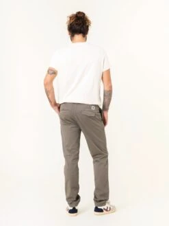 PANTALONES CHINOS DE HOMBRE LOMAS OLIVE -Capitan Denim pantalon chino de hombre verdes comodos hechos en espana sostenibles