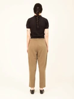 PANTALÓN JOGGER DE TENCEL™ Lyocell Fibers ELIS KHAKI GREEN -Capitan Denim pantalon de mujer de tencel para verano verde oscuro hecho en espana comodo sostenible 3