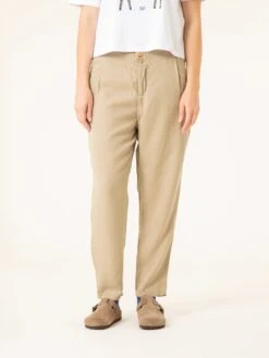 PANTALÓN JOGGER DE TENCEL™ Lyocell Fibers ELIS HAZLENUT 15 PANTALÓN JOGGER DE TENCEL™ Lyocell Fibers ELIS HAZLENUT -Capitan Denim pantalon de verano de mujer de tencel beige hecho en espana sostenible