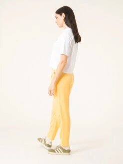 PANTALÓN JOGGER DE TENCEL™ Lyocell Fibers ELIS YELLOW -Capitan Denim pantalon largo de mujer para verano hecho en espana