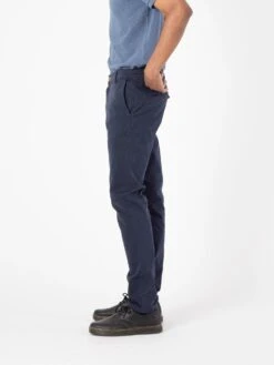 PANTALONES CHINOS DE HOMBRE LOMAS NAVY -Capitan Denim pantalones chinos azules oscuros de hombre hechos en espana sostenibles