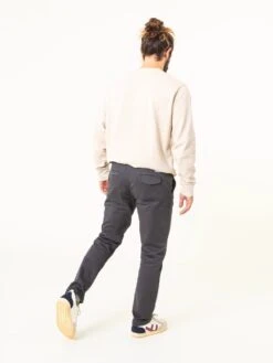 PANTALONES CHINOS DE HOMBRE LOMAS DARK GREY -Capitan Denim pantalones chinos de hombre azules comodos hechos en espana sostenibles