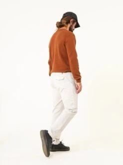 PANTALONES CHINOS DE HOMBRE LOMAS STONE -Capitan Denim pantalones chinos de hombre blancos comodos hechos en espana sostenibles