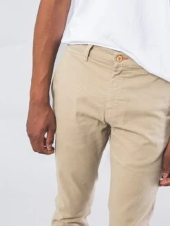 PANTALONES CHINOS LOMAS ARENA -Capitan Denim pantalones chinos de hombre made in spain
