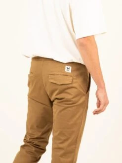 PANTALONES JOGGER DE HOMBRE LOMAS BRANDY 12 PANTALONES JOGGER DE HOMBRE LOMAS BRANDY -Capitan Denim pantalones chinos de hombre marron comodo sostenible jogger hecho en espana