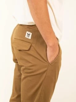 PANTALONES JOGGER DE HOMBRE LOMAS BRANDY 13 PANTALONES JOGGER DE HOMBRE LOMAS BRANDY -Capitan Denim pantalones chinos de hombre marrones comodo sostenible jogger hecho en espana