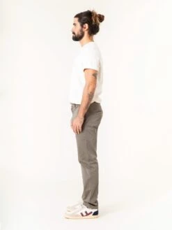 PANTALONES CHINOS DE HOMBRE LOMAS OLIVE -Capitan Denim pantalones chinos de hombre oliva verdes comodos hechos en espana