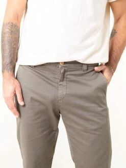 PANTALONES CHINOS DE HOMBRE LOMAS OLIVE -Capitan Denim pantalones chinos de hombre verdes comodos hechos en espana sostenibles