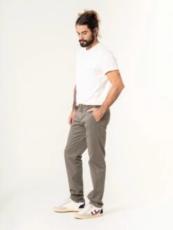 PANTALONES CHINOS DE HOMBRE LOMAS OLIVE -Capitan Denim pantalones chinos de hombre verdes oliva comodos hechos en espana sostenibles