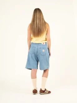 BERMUDAS VAQUERAS DE MUJER SABINE LIGHT BLUE -Capitan Denim pantalones cortos bermudas vaqueras denim relaxed de mujer oversize comodas hechas en espana sostenibles 5 f24375ba ee9a 4d1d 9d95 ac7a8242b046