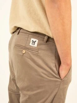 CELENTANO TAUPE GREY -Capitan Denim pantalones de hombre gris chinos regular comodo sostenible hecho en espana