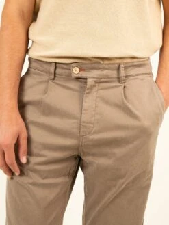 CELENTANO TAUPE GREY -Capitan Denim pantalones de hombre gris chinos relaxed modernos comodo sostenible hecho en espana